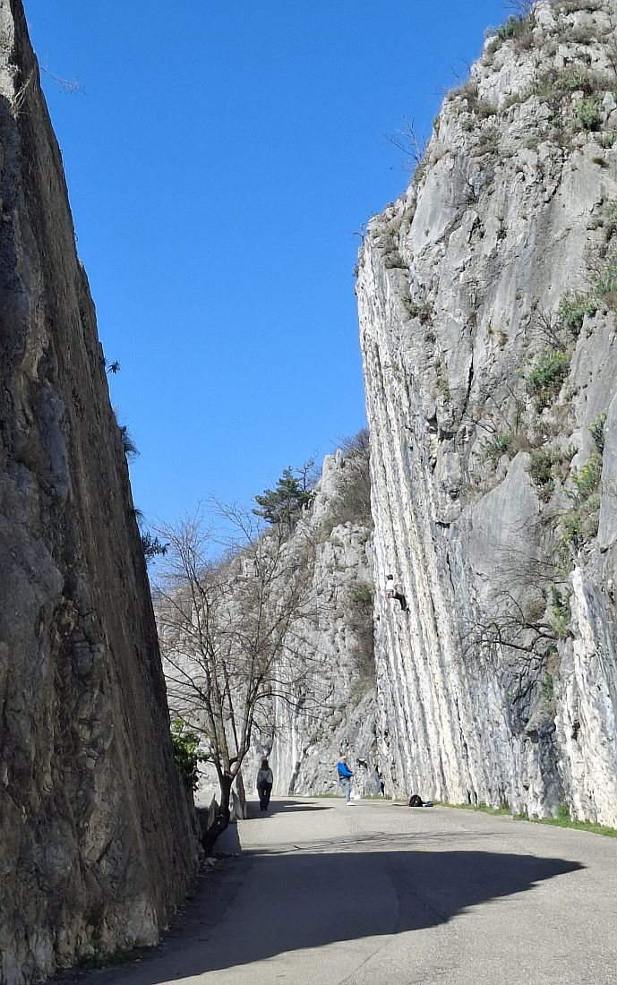 Kliknut�m zav�ete okno.